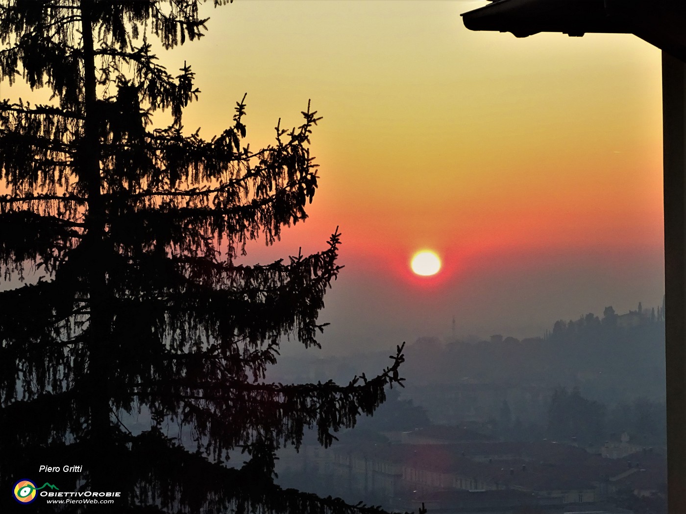 71 Il sole si arrossa e tramonta sui colli e verso la pianurra.JPG